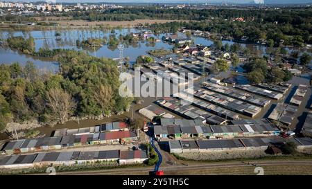 Ostrava, République tchèque. 22 septembre 2024. Les pompiers utilisent de nombreuses pompes pour pomper un lagon créé par une brèche dans le mur d’inondation à la suite de fortes pluies et des inondations subséquentes, à Ostrava-Nova ves, en République tchèque, le 22 septembre 2024. Crédit : Petr Sznapka/CTK photo/Alamy Live News Banque D'Images