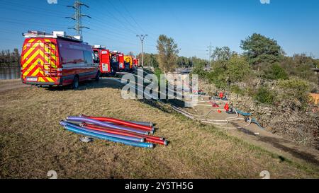 Ostrava, République tchèque. 22 septembre 2024. Les pompiers utilisent de nombreuses pompes pour pomper un lagon créé par une brèche dans le mur d’inondation à la suite de fortes pluies et des inondations subséquentes, à Ostrava-Nova ves, en République tchèque, le 22 septembre 2024. Crédit : Petr Sznapka/CTK photo/Alamy Live News Banque D'Images