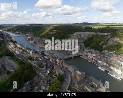 Aperçu aérien du village de Dinant en Belgique, citadelle et rivière. Banque D'Images