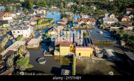 Ostrava, République tchèque. 22 septembre 2024. Des maisons ont été inondées à la suite de la brèche du mur d’inondation à la suite de fortes pluies et des inondations subséquentes, à Ostrava-Nova ves, en République tchèque, le 22 septembre 2024. Crédit : Petr Sznapka/CTK photo/Alamy Live News Banque D'Images