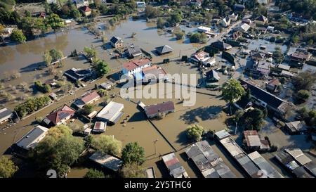 Ostrava, République tchèque. 22 septembre 2024. Des maisons ont été inondées à la suite de la brèche du mur d’inondation à la suite de fortes pluies et des inondations subséquentes, à Ostrava-Nova ves, en République tchèque, le 22 septembre 2024. Crédit : Petr Sznapka/CTK photo/Alamy Live News Banque D'Images