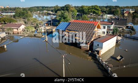 Ostrava, République tchèque. 22 septembre 2024. Des maisons ont été inondées à la suite de la brèche du mur d’inondation à la suite de fortes pluies et des inondations subséquentes, à Ostrava-Nova ves, en République tchèque, le 22 septembre 2024. Crédit : Petr Sznapka/CTK photo/Alamy Live News Banque D'Images