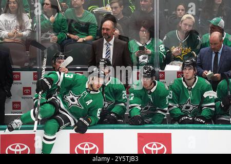 Dallas, États-Unis. 21 septembre 2024. Peter DeBoer, entraîneur-chef des Stars de Dallas, regarde depuis le banc tandis qu'Evgenii Dadonov #63 jaillit dans la glace lors du match de pré-saison de la LNH entre les Stars de Dallas et les nouveaux Louis Blues au American Airlines Center. Score final Dallas 2-1 composé Louis. Le 21 septembre 2024 à Dallas, Texas, États-Unis. (Photo de Javier Vicencio/Eyepix Group) crédit : Eyepix Group/Alamy Live News Banque D'Images