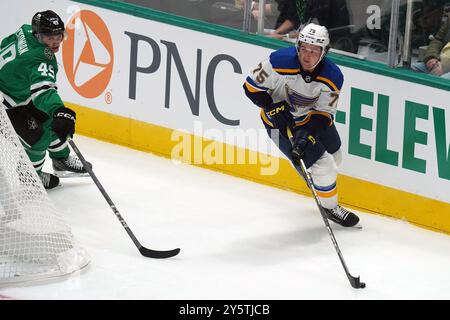 Dallas, États-Unis. 21 septembre 2024. Tyler Tucker #75 des qualifiés Louis Blues skate avec contrôle de la rondelle défendu par Justin Hryckowian #49 des Dallas Stars lors du match de pré-saison de la LNH entre les Stars de Dallas et les qualifiés Louis Blues au American Airlines Center. Score final Dallas 2-1 composé Louis. Le 21 septembre 2024 à Dallas, Texas, États-Unis. (Photo de Javier Vicencio/Eyepix Group) crédit : Eyepix Group/Alamy Live News Banque D'Images