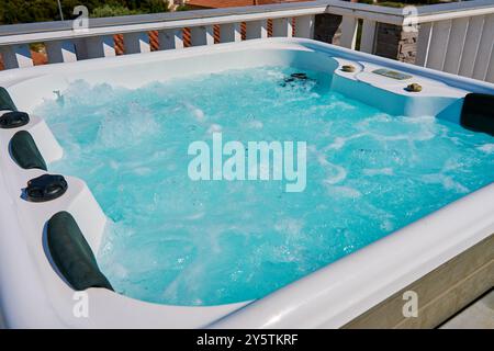 Gros plan de l'eau bouillonnante dans le bain à remous avec appuie-tête Banque D'Images