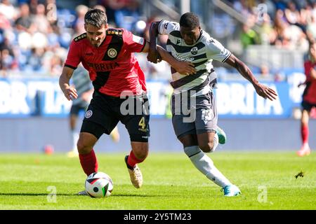 Sascha Mockenhaupt (SV Wehen Wiesbaden, #04) im Zweikampf mit Emmanuel IWE (SV Sandhausen, #13), GER, SV Wehen Wiesbaden v. SV Sandhausen, Fussball, 3. Bundesliga, 6. Spieltag, saison 2024/2025, 21.09.2024 LA RÉGLEMENTATION DFB INTERDIT TOUTE UTILISATION DE PHOTOGRAPHIES comme SÉQUENCES D'IMAGES et/ou QUASI-VIDÉO. Foto : Eibner-Pressefoto/Florian Wiegand Banque D'Images