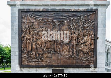 Nazran, Ingouchie, RUSSIE - 12 MAI 2024 : Mémorial de la mémoire et de la gloire. Panel en l'honneur de l'entrée de la République d'Ingouchie dans le Fe russe Banque D'Images