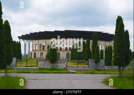 Nazran, Ingouchie, Russie, 12 mai 2024. Amphithéâtre Nazran. L'Orchestre philharmonique de Nazran est situé dans le bâtiment de l'amphithéâtre. Banque D'Images