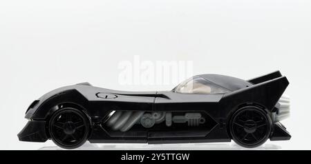 Modèle en plastique Batmobile isolé sur fond blanc. Vue latérale. Banque D'Images