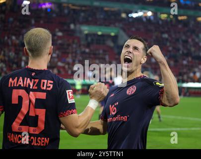 Schlußjubel der Mainzer Andreas Hanche-Olsen (FSV Mainz 05) und Domink Kohr (FSV Mainz 05) vor dem Gästeblock ; FC Augsburg v. FSV Mainz 05, 4. SPIELTAG ; LA RÉGLEMENTATION DFL INTERDIT TOUTE UTILISATION DE PHOTOGRAPHIES COMME SÉQUENCES D'IMAGES ET/OU QUASI-VIDÉO. Banque D'Images