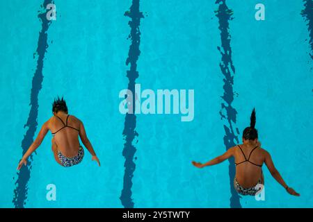 Medan, Indonésie. 08 septembre 2024. Les athlètes de plongée de Java oriental, Gladesas Lariesa Garina Hagakore (à gauche) et Della Dinasari Harimurti (à droite) s’échauffent avant de participer à la ronde de compétition de la semaine nationale des sports (PON) XXI/2024 à la piscine Selayang Disporasu, Medan, North Sumatra, Indonésie, le 8 septembre 2024. Les athlètes concourent pour 10 médailles d'or dans le sport de plongée XXI PON Aceh-North Sumatra. Photo de Aditya Sutanta/ABACAPRESS. COM Credit : Abaca Press/Alamy Live News Banque D'Images