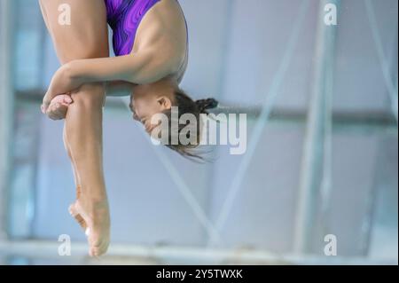 Indonésie. 10 septembre 2024. L'athlète de plongée du Sud-Kalimantan, Siti Kinasih en action pendant a participé au match en solo de la catégorie tour féminine à la semaine nationale des sports (PON) XXI/2024 à Aceh-Sumatra Nord à la piscine Selayang Disporasu à Medan, Sumatra Nord, Indonésie le 10 septembre 2024. Gadies Lariesa Garina H de Java oriental a remporté la médaille d'or, Della Dinarsari Harimurti de Java oriental a remporté la médaille d'argent, et la médaille de bronze a été décernée à Siti Kinasih du Kalimantan Sud. Photo de Aditya Sutanta/ABACAPRESS. COM Credit : Abaca Press/Alamy Live News Banque D'Images