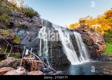 Chutes Mackenzie de la rivière gorge chute d'eau descendant les falaises de Grampians un jour, Victoria, Australie. Application de séparations de caméra à exposition longue Banque D'Images