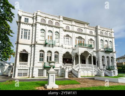 White Hall, bureau du premier ministre et l'un des sept magnifiques manoirs de Queen's Park Savannah à Port of Spain, Trinité-et-Tobago Banque D'Images