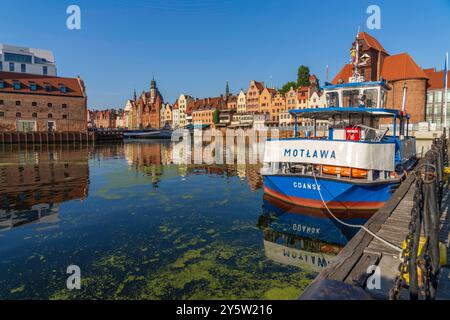 Gdańsk paysage urbain panoramique de la vieille ville avec un bateau amarré le long de la promenade au bord de la rivière, des bâtiments historiques sur la rivière Motlawa en Pologne Banque D'Images