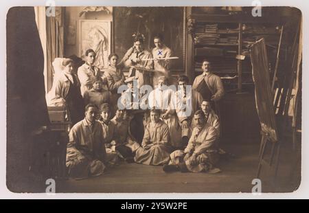 Gonzalo del Campo y del Castillo / 'Cecilio Pla et ses élèves dans l'atelier du peintre célébrant l''alternative' de Jesús Valverde, donnée par Gabriel Morcillo'. CA. 1915. Gélatine / collodion sur papier photographique. Musée : Museo del Prado, Madrid, España. Banque D'Images