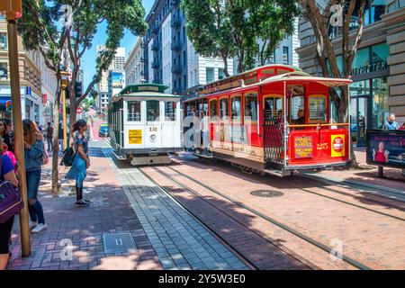 San Francisco, CA - 6 août 2017 : tramway urbain et bâtiments par une journée ensoleillée. Banque D'Images