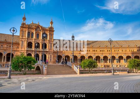 Séville, Espagne - 10 avril 2023 : les touristes profitent du temps de plein air sur la Plaza de Espana au coucher du soleil. Banque D'Images