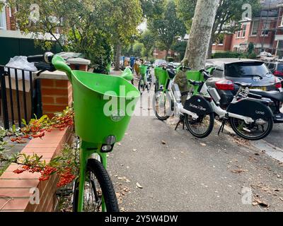 location de vélos lime uber laissés sur le trottoir à l'extrémité crouch nord de londres angleterre grande-bretagne Banque D'Images