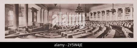 Photo d'archive de la salle de réunion de la Douma d'État de l'Empire russe. Années 1900 la Douma d'État, également connue sous le nom de Douma impériale, était la chambre basse de la législature de l'Empire russe, tandis que la chambre haute était le Conseil d'État. Il a tenu ses réunions au Palais Tauride à Saint-Pétersbourg. Il s'est réuni quatre fois entre le 27 avril 1906 et l'effondrement de l'empire en février 1917. Le premier et le second dumas étaient plus démocratiques et représentaient un plus grand nombre de types nationaux que leurs successeurs. La troisième douma était dominée par la noblesse, les propriétaires terriens et les hommes d'affaires. Le quatrième du Banque D'Images