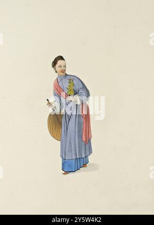 Costume chinois traditionnel de la période Qing. Illustration vintage d'une femme chinoise. 1800 cette femme semble être d'âge mûr, et par ses ornements et ses pieds plutôt au-dessus du rang commun. La faiblesse de ce dernier l'oblige à agir avec une démarche aussi prudente et instable que cela provoque une sensation douloureuse pour un européen. Dans sa main droite se trouve un éventail ou un parasol ; dans sa gauche une fleur artificielle. Banque D'Images