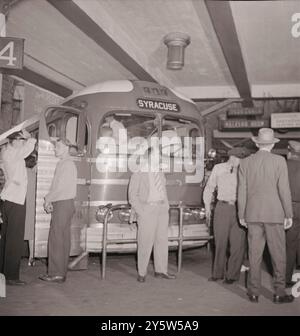 L'Amérique des années 1940 Photo vintage de l'embarquement des bus inter-états au terminal de bus Greyhound, 34th Street. New York. Septembre 1942 Banque D'Images