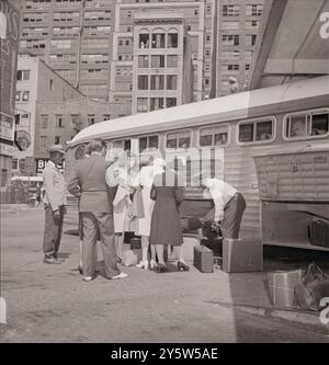 L'Amérique des années 1940 Embarquement dans les bus inter-états au terminal de bus Greyhound, 34th Street. New York. Banque D'Images