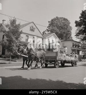 L'Amérique des années 1940 Photo vintage de Hay Ride pour les héros des Nations Unies et les filles Oswego pendant la semaine des Nations Unies. Oswego, New York. Juin 1943 (par M. Collins, photographe) Banque D'Images