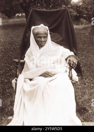 Harriet Tubman (probablement chez elle à Auburn, New York). 1911 Harriet Tubman (née Araminta Ross, 1822-1913) est une abolitionniste et militante sociale américaine. Après avoir échappé à l'esclavage, Tubman a effectué quelque 13 missions pour sauver environ 70 esclaves, y compris sa famille et ses amis, en utilisant le réseau de militants anti-esclavagistes et des maisons sûres connues collectivement sous le nom de chemin de fer clandestin. Pendant la guerre de Sécession, elle sert comme éclaireur armé et espionne pour l'armée de l'Union. Dans ses dernières années, Tubman est militante dans le mouvement pour le suffrage des femmes. Banque D'Images