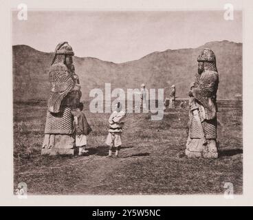 Photo vintage des Tombeaux Ming, Nanjing. Illustrations de la Chine Qing, 1875 '....les tombeaux Ming à Nanjing contiennent les restes de Hung-woo, le premier empereur de la dynastie, ainsi que ceux de son petit-fils, qui l'a suivi sur le trône. Le tombeau de Hung-woo, mort en 1398 après un règne de trente et un ans, se dresse sur le versant ouest des collines près du mur oriental de Nanjing. Une partie de ce splendide mausolée est représentée au loin à droite de cette photo, tandis que l'approche de la structure autrefois imposante est gardée par des statues de guerriers en pierre en panoplie complète, et par un Doubl Banque D'Images