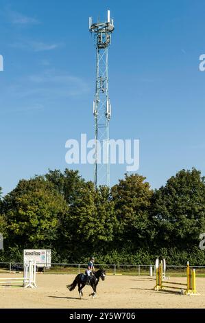 Mobilfunkmât überragt Reitplatz, sorgt für Empfang auf dem Land. 20240922ad294 antenne, Dorf, Drahtlos, Empfang, Funknetz, Infrastruktur, Landschaft, Ländlich, Mast, Mobilfunk, Netzabdeckung, Pferde, Reitplatz, Reitsport, signalisation, technologie, Telekommunikation, Verbindungen, Versorgung, Wetter, sans fil, Zelle, Zukunft Wadersloh Nordrhein-Westfalen NRW Deutschland Allemagne *** téléphone portable tours de mât sur l'arène d'équitation, assure la réception dans la campagne 20240922ad294 antenne, village, sans fil, réception, réseau radio, infrastructure, paysage, rural, mât, radio mobile, couverture réseau Banque D'Images