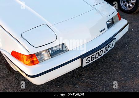 Capot avant du coupé Volvo 480 blanc avec phares escamotables Banque D'Images