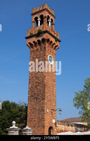 Tour de l'horloge de Murano sur Campo Santo Stefano sur l'île de Murano, Venise, Italie. Banque D'Images