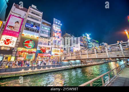 Osaka, Japon - 28 mai 2016 : bâtiments colorés illuminés à Dotonbori la nuit. Banque D'Images