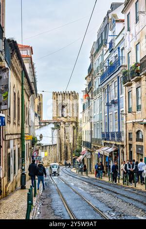 Lisbonne, Portugal - 19 septembre 2024 : les gens dans une rue de la vieille ville. La cathédrale médiévale au loin Banque D'Images