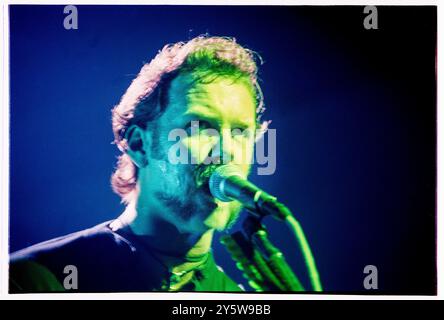 METALLICA, CONCERT, 1996 : James Hetfield de Metallica à Cardiff International Arena en tournée avec leur album 'Load' à Cardiff International Arena à Cardiff, Walee, Royaume-Uni le 14 octobre 1996. Photo : Rob Watkins. INFO : Metallica est un groupe de heavy metal américain emblématique formé en 1981, connu pour son pionnier du thrash metal. Leur son agressif, leur travail de guitare complexe et leurs paroles puissantes en ont fait l'un des groupes de rock les plus influents, avec des albums phares comme Master of Puppets et The Black album. Banque D'Images