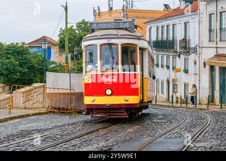Lisbonne, Portugal - 19 septembre 2024 : tramway d'époque conduisant sur le quartier de la vieille ville. Banque D'Images