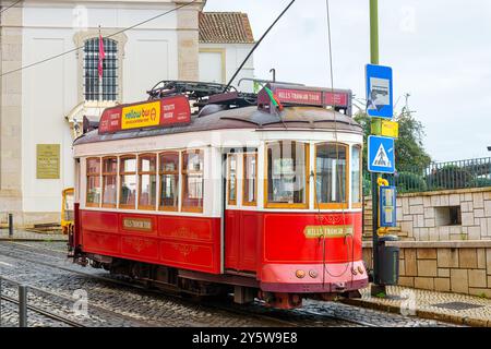 Lisbonne, Portugal - 19 septembre 2024 : tramway d'époque conduisant sur le quartier de la vieille ville. Banque D'Images
