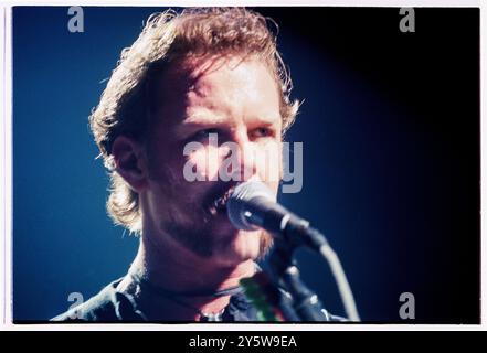 METALLICA, CONCERT, 1996 : James Hetfield de Metallica à Cardiff International Arena en tournée avec leur album 'Load' à Cardiff International Arena à Cardiff, Walee, Royaume-Uni le 14 octobre 1996. Photo : Rob Watkins. INFO : Metallica est un groupe de heavy metal américain emblématique formé en 1981, connu pour son pionnier du thrash metal. Leur son agressif, leur travail de guitare complexe et leurs paroles puissantes en ont fait l'un des groupes de rock les plus influents, avec des albums phares comme Master of Puppets et The Black album. Banque D'Images