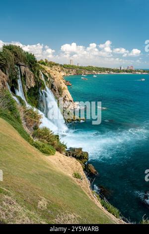 Lower Duden Waterfall dans le parc de Duden, qui coule des falaises d'Antalya, Turquie dans la mer Méditerranée Banque D'Images