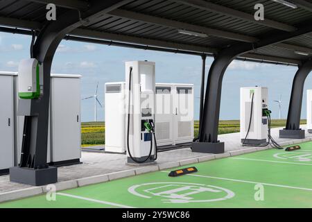 Station de recharge de véhicules électriques qui prend de l'énergie des panneaux solaires. Banque D'Images