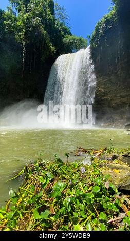 Hikong Alo Falls avec des éclaboussures d'eau et de la brume. Lac Sebu. Cotabato du Sud, Philippines. Banque D'Images