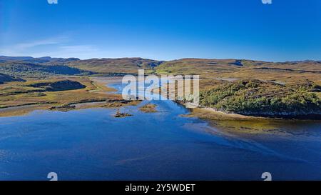 Loch Laxford un grand loch marin de la côte ouest de Sutherland Écosse et l'une des nombreuses criques à la fin de l'été Banque D'Images