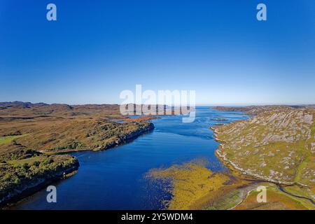 Loch Laxford un grand loch marin de la côte ouest de Sutherland Écosse, arbres de rivière, criques et petites îles à la fin de l'été Banque D'Images