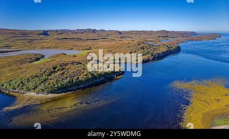 Loch Laxford un grand loch marin de la côte ouest de Sutherland Écosse arbres les criques et les petites îles à la fin de l'été Banque D'Images