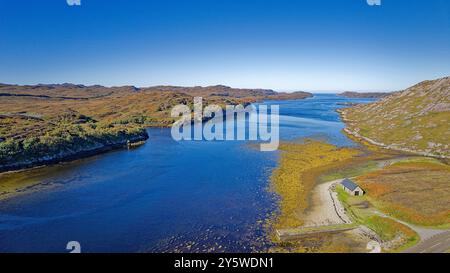 Loch Laxford un grand loch marin de la côte ouest de Sutherland Écosse avec hangar à bateaux et ancienne jetée à la fin de l'été Banque D'Images