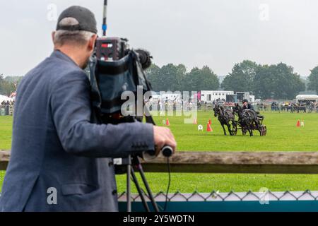 Camera Man filme des courses de Scurry Driving dans l'arène du Newbury Show, Berkshire, Angleterre, Royaume-Uni, en septembre 2024 Banque D'Images