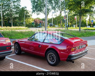 Overveen, pays-Bas - 23 août 2019 : voiture de sport Alfa Romeo rouge vintage de luxe garée dans la rue près d'une Alfa Romeo Giulietta 1,6 - voitures italiennes vintage Banque D'Images