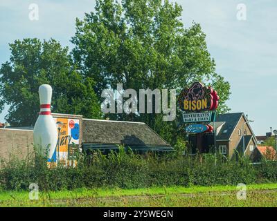 Overveen, pays-Bas - 23 août 2019 : Restaurant Bison avec une enseigne en bois avec une grande figure de bowling à l'avant, situé aux pays-Bas Banque D'Images