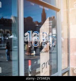 Paris, France - 20 septembre 2024 : une image carrée de l'entrée en verre de l'Apple Store, avec le texte 16 Pro sur la porte principale, signalant le lancement du nouvel iPhone 16 Pro, avec des silhouettes de personnes reflétées dans le fond. Banque D'Images